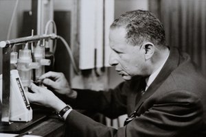 Holger Hesse i laboratoriet under  udviklingen af blodtryksmåleren  Manotesten, som blev sat i  produktion i Testa- Laboratorium i 1952.